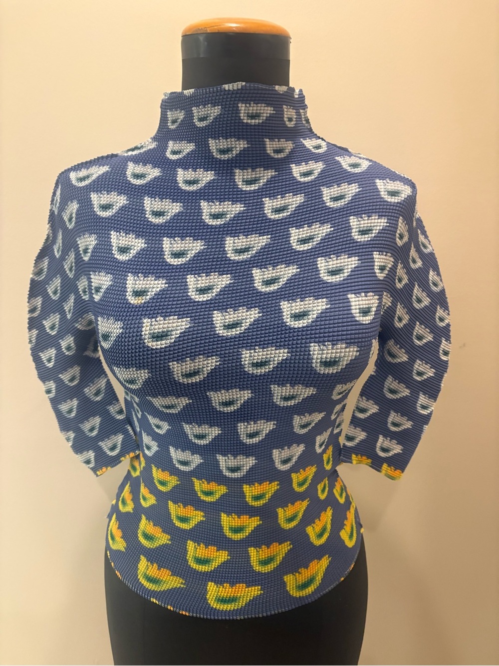 Brand new 3 D magic T in Blue Patterned Mock-Neck
